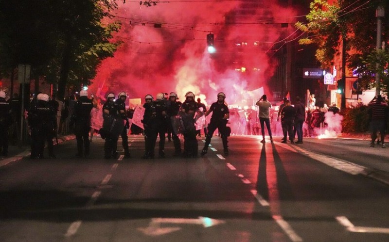 Serbiya DİN: Polis Belqradda etirazçıların bağladığı yolları açıb